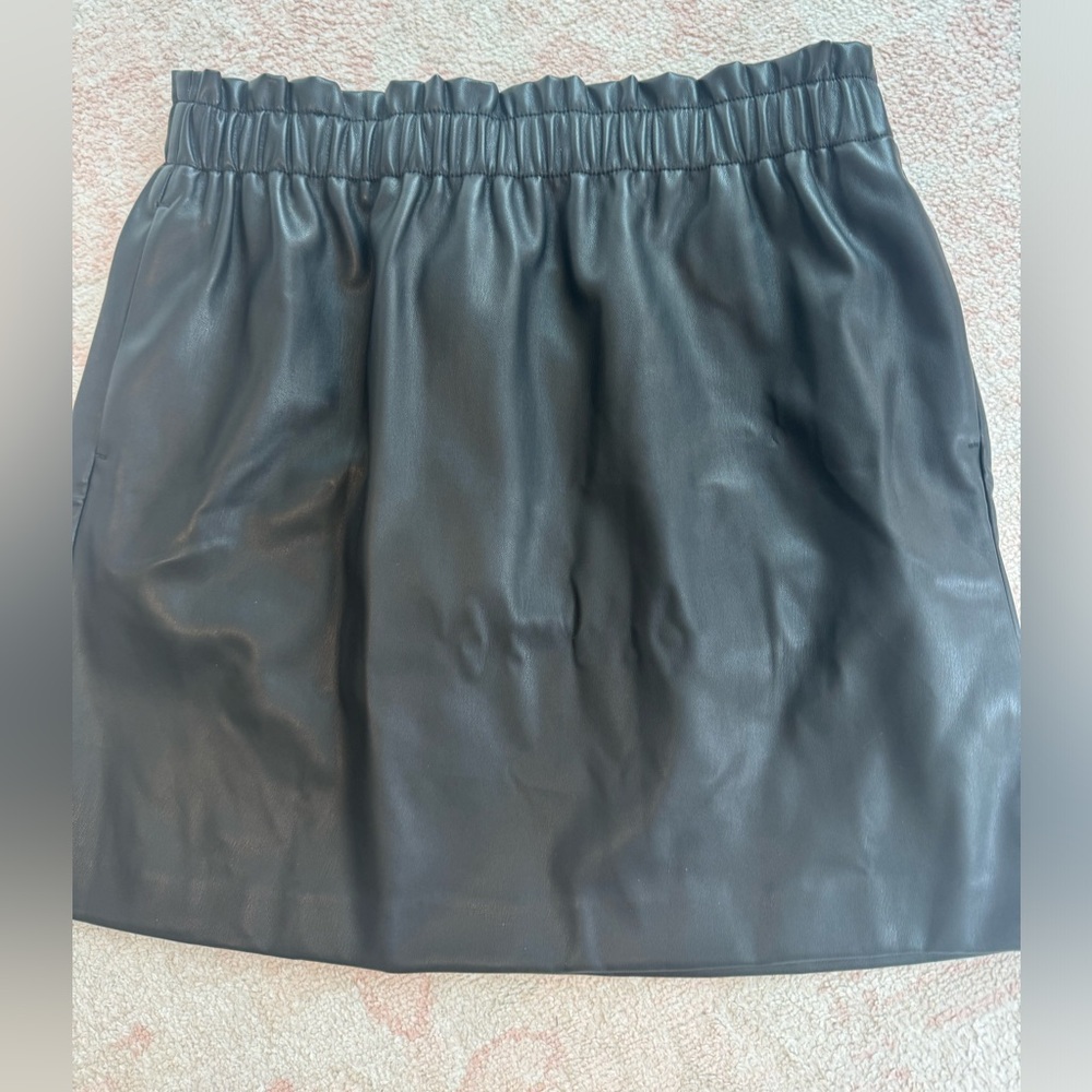 LOFT- black pleather skirt